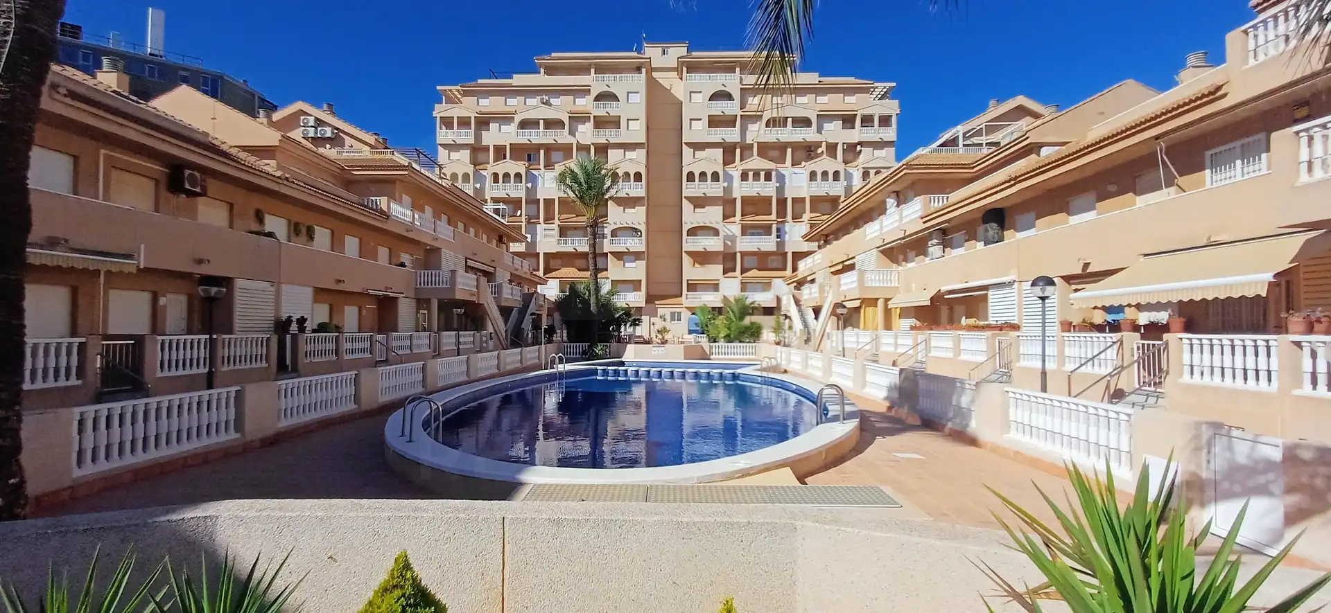 Vista exterior de Dúplex en venda en La Manga del Mar Menor amb Terrassa i Piscina