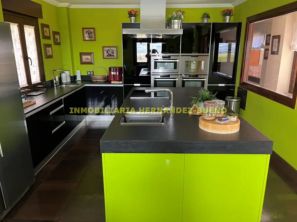 Cocina de Casa o chalet en venta en Carbajosa de la Sagrada con Aire acondicionado, Calefacción y Jardín privado