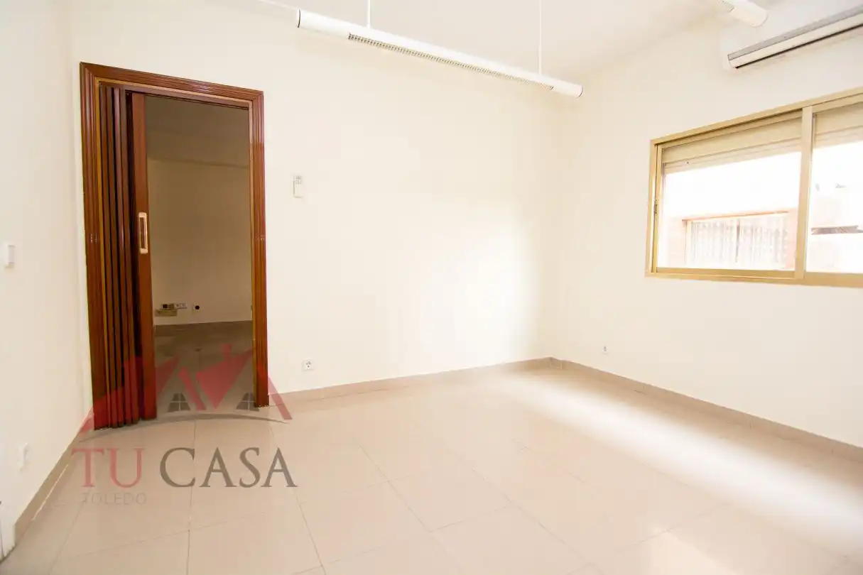 Office for rent in Toledo  with Air Conditioner and Heating