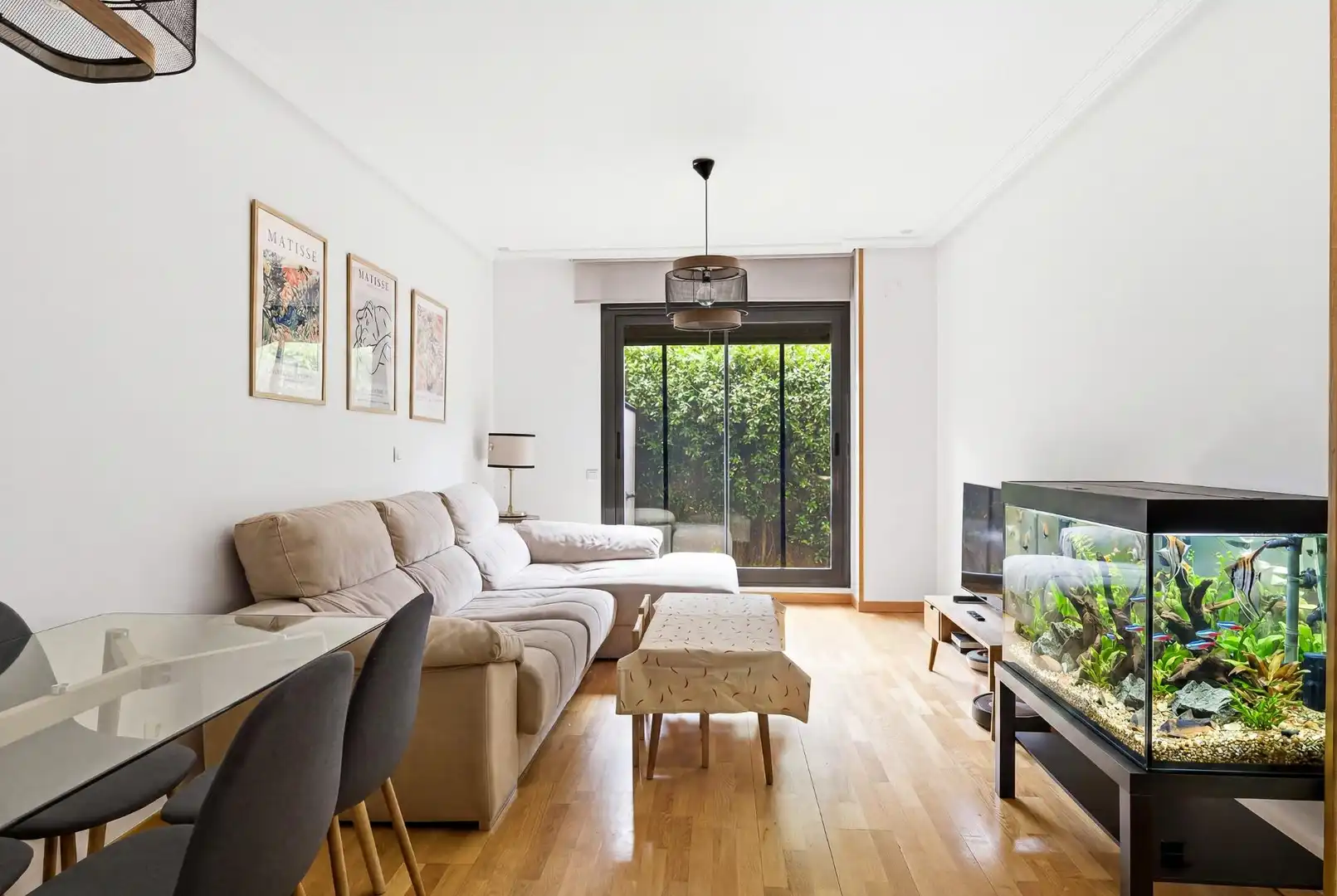 Sala de estar de Planta baja en venta en Madrid con Calefacción, Jardín privado y Piscina comunitaria