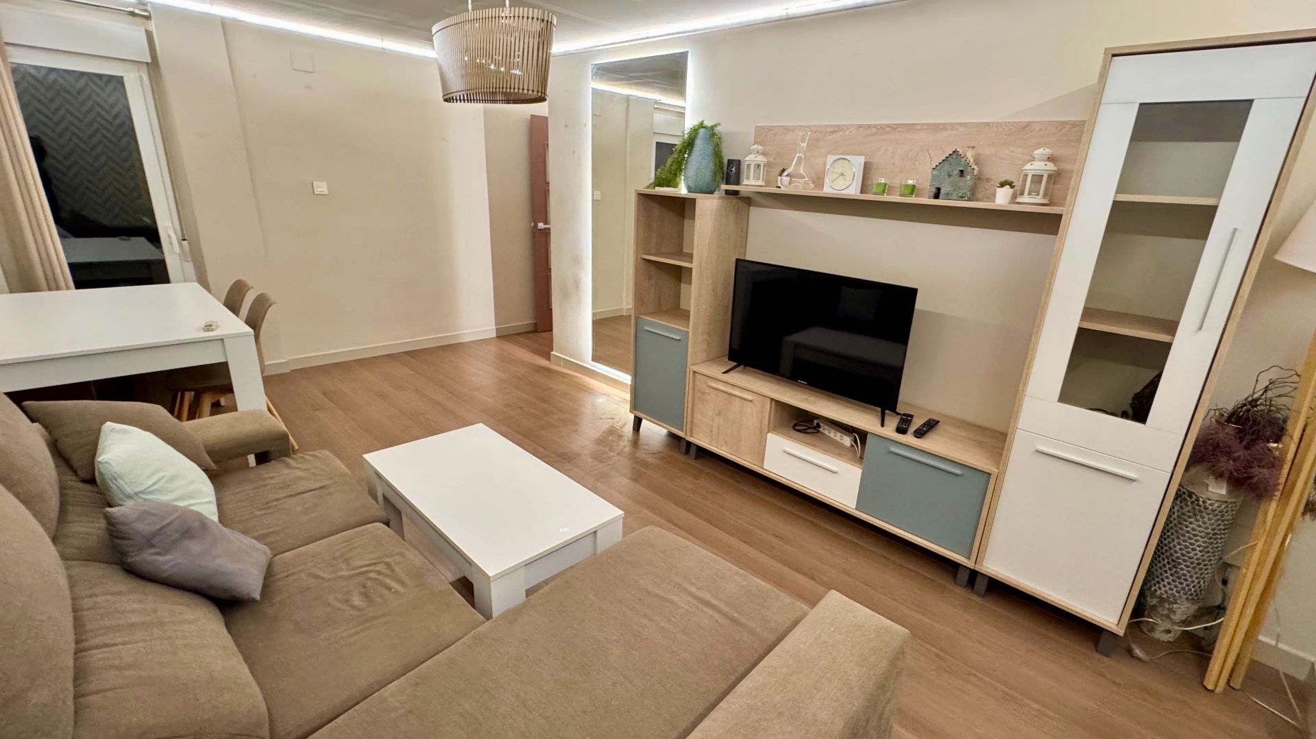 Living room of Flat to rent in  Granada Capital  with Air Conditioner, Heating and Parquet flooring