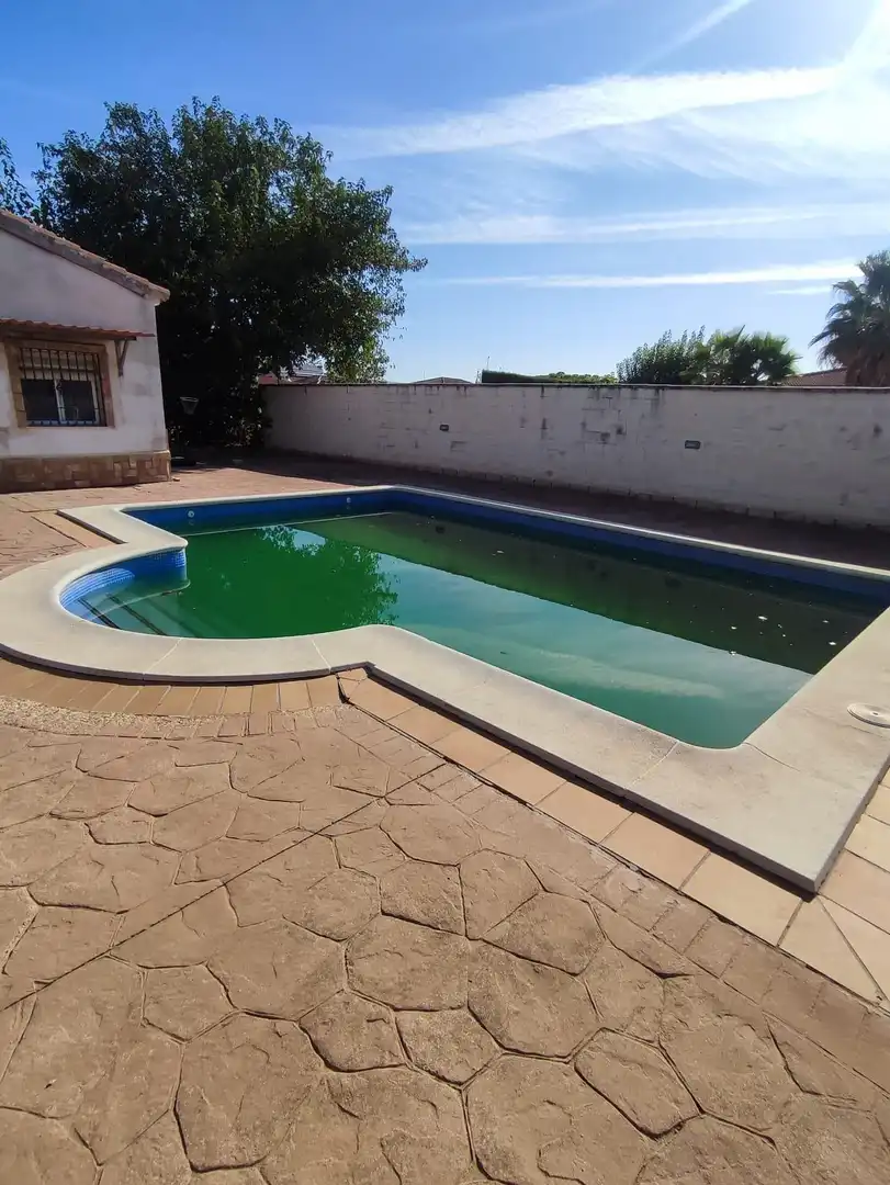 Chalet con piscina en venta en La Carlota, imagen 4