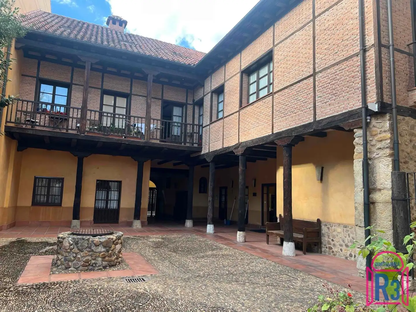 Vista exterior de Apartamento en venta en León Capital  con Calefacción y Trastero
