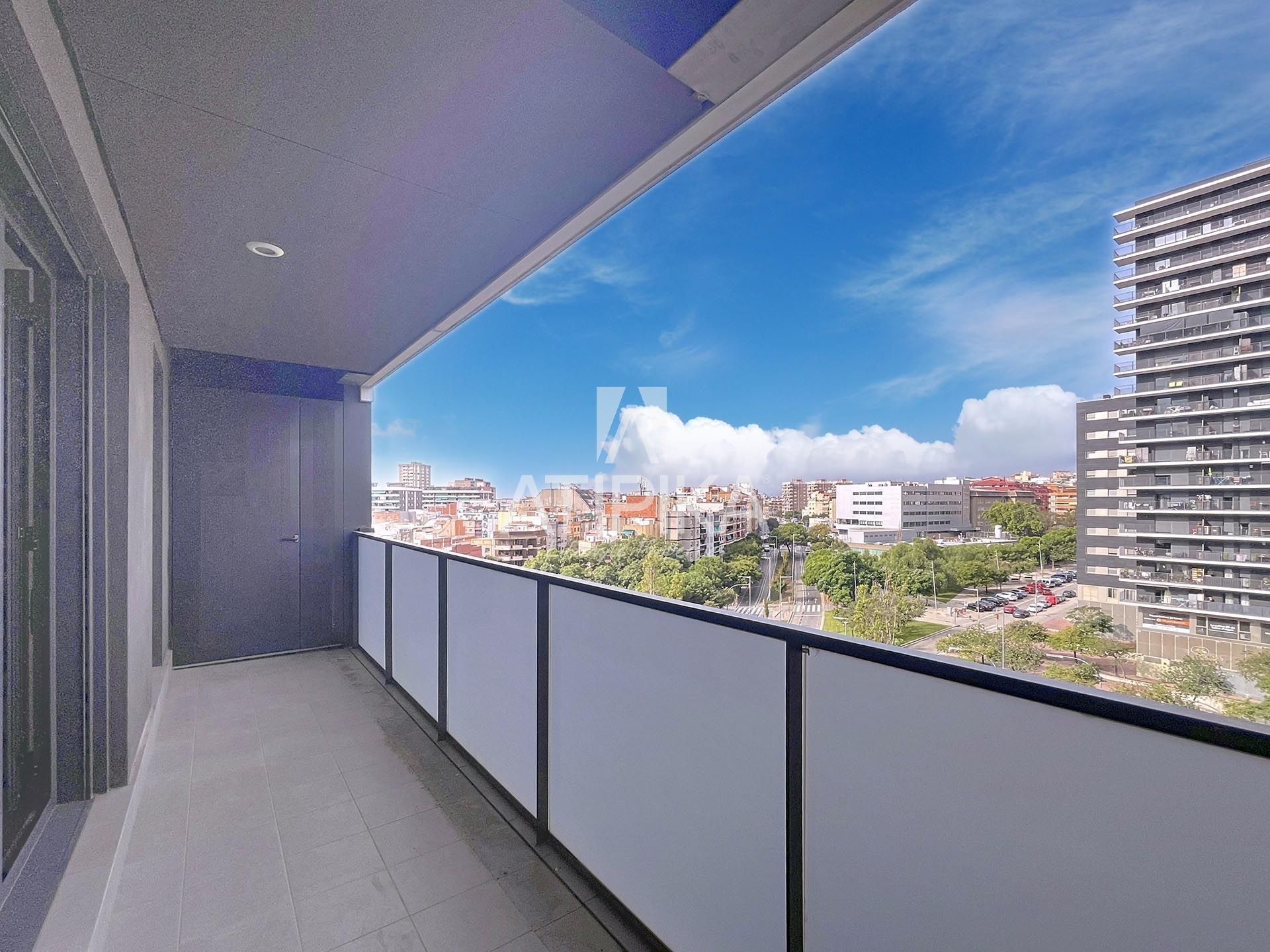 Vista exterior de Pis en venda en L'Hospitalet de Llobregat amb Aire condicionat, Parquet i Terrassa