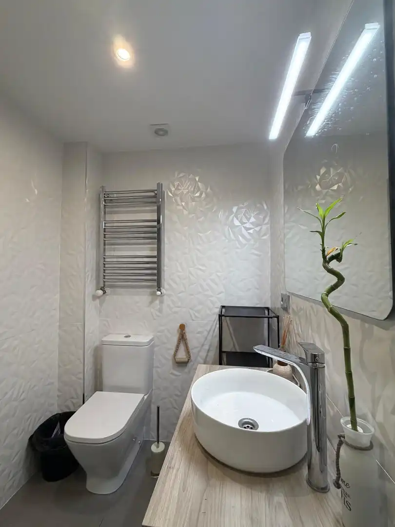Badezimmer von Wohnung zur Miete in Gijón  mit Heizung, Terrasse und Balkon