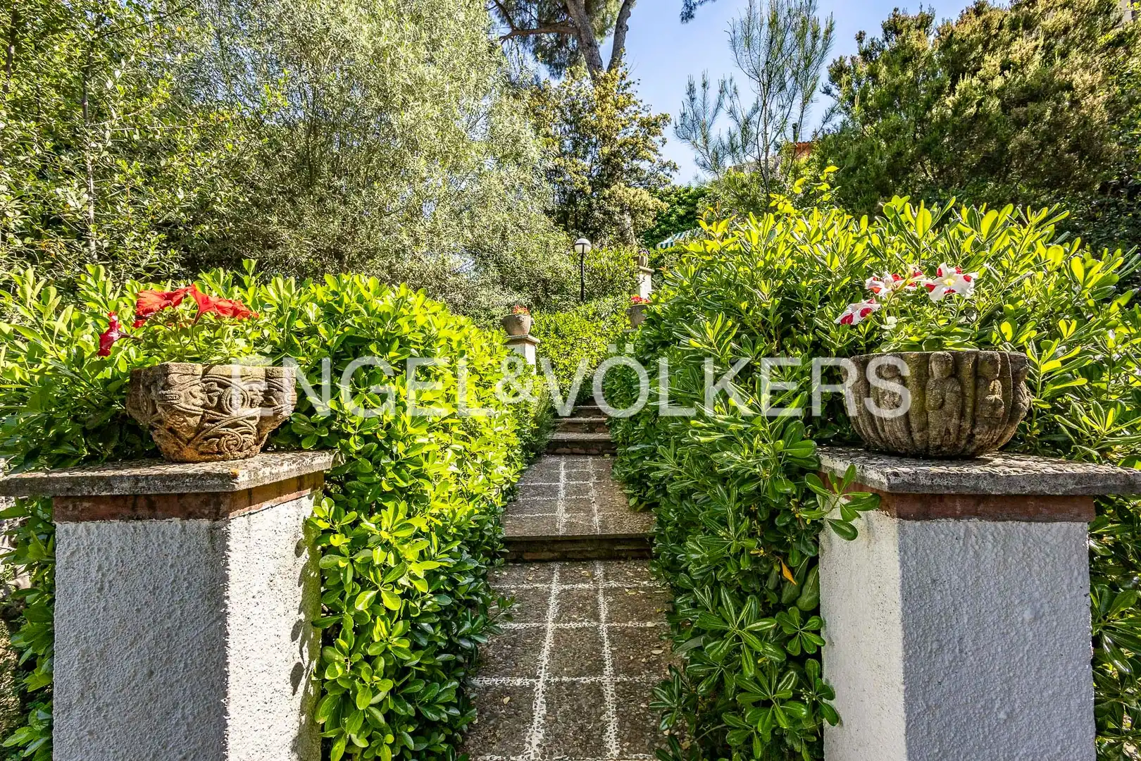 Vista exterior de Casa o xalet en venda en Sant Cugat del Vallès amb Calefacció, Jardí privat i Parquet