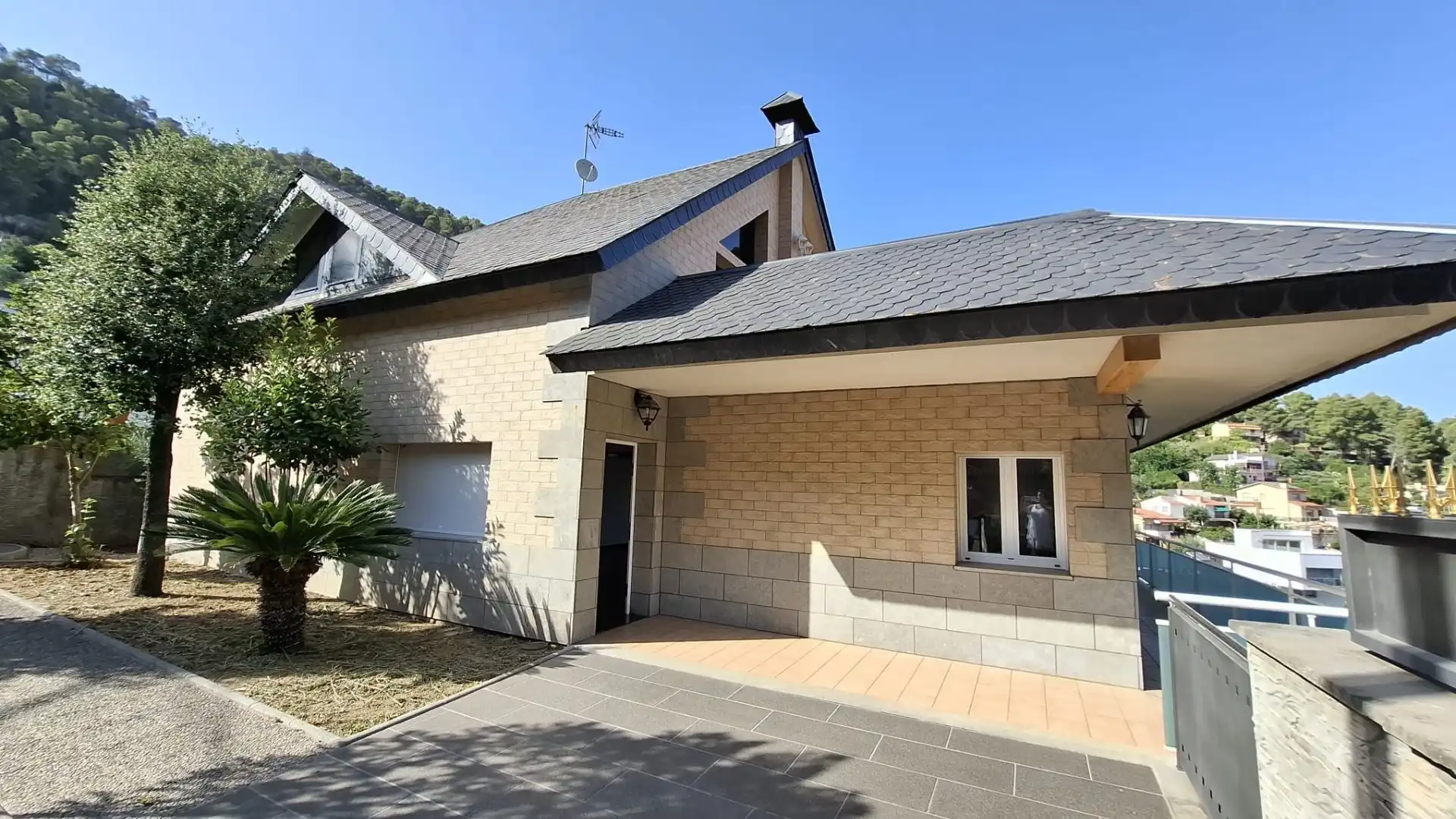 Vista exterior de Casa o xalet en venda en Vallirana amb Aire condicionat i Terrassa