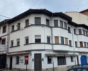 Vista exterior de Edifici en venda en Cangas de Onís