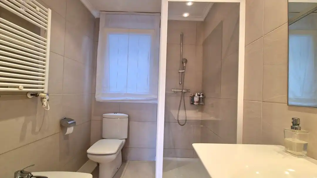 Badezimmer von Wohnung zum Verkauf in Donostia - San Sebastián  mit Heizung, Abstellraum und Balkon