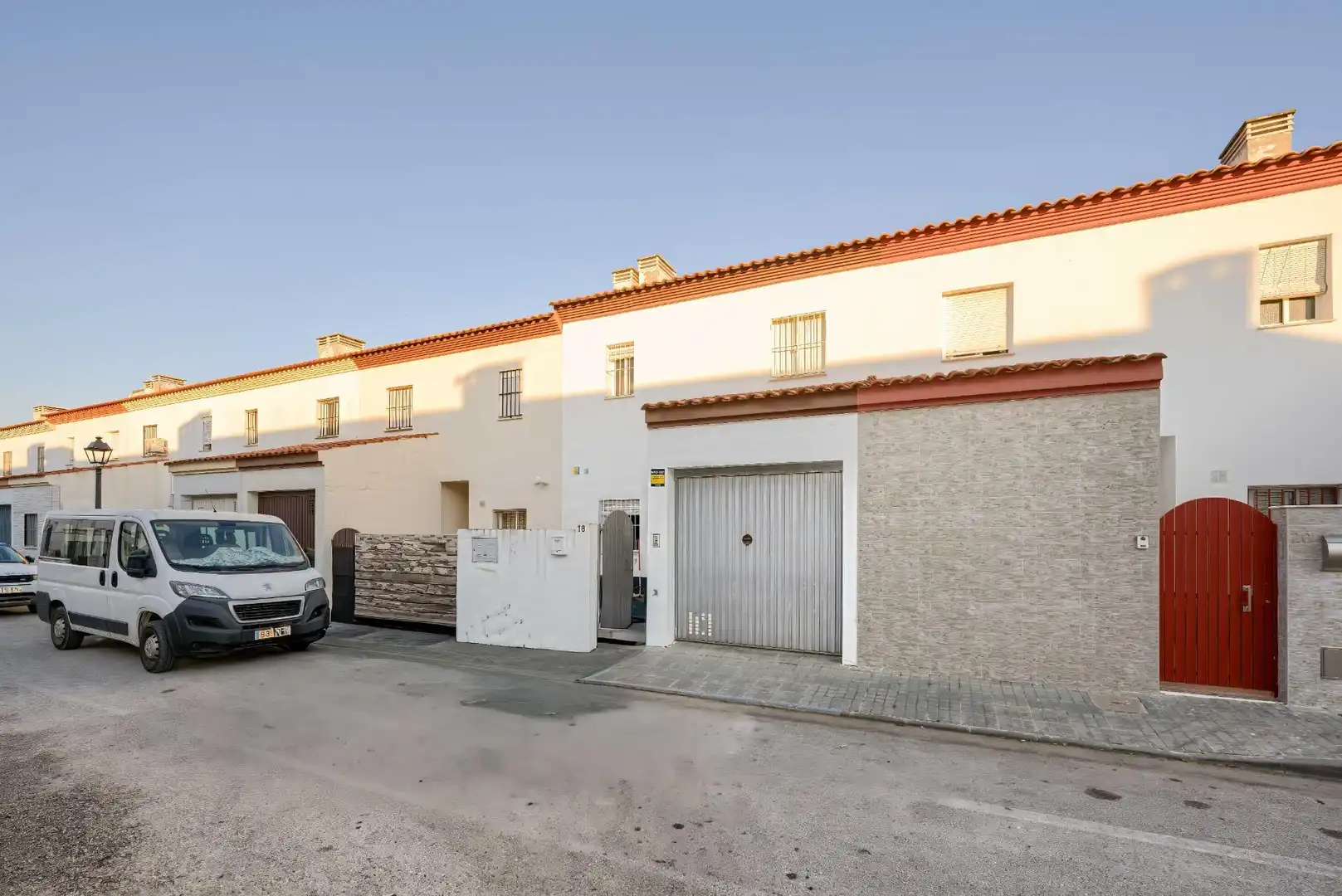 Vista exterior de Casa adosada en venta en Umbrete con Aire acondicionado, Terraza y Trastero