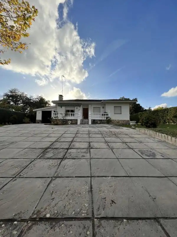 Vista exterior de Casa o chalet en venta en Nuevo Baztán con Calefacción, Jardín privado y Piscina
