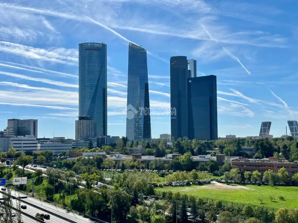Vista exterior de Pis en venda en Madrid amb Calefacció