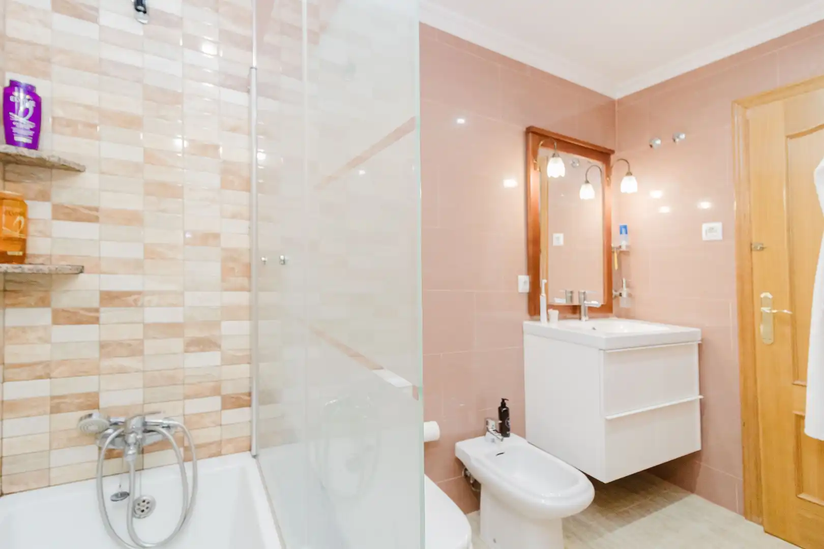 Badezimmer von Einfamilien-Reihenhaus zum Verkauf in Los Alcázares mit Klimaanlage und Terrasse
