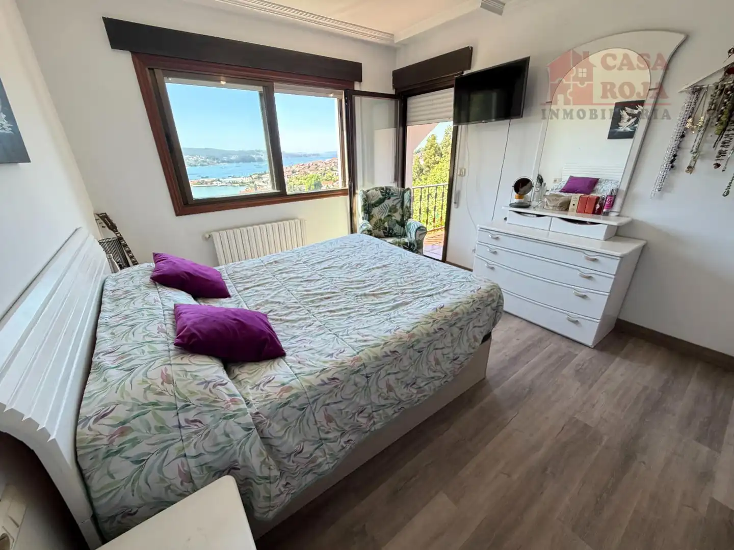 Dormitori de Casa o xalet en venda en Cangas  amb Calefacció, Terrassa i Moblat