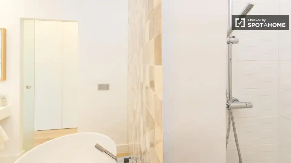 Bathroom of Flat for rent in Madrid  with Air Conditioner, Heating and Furnished