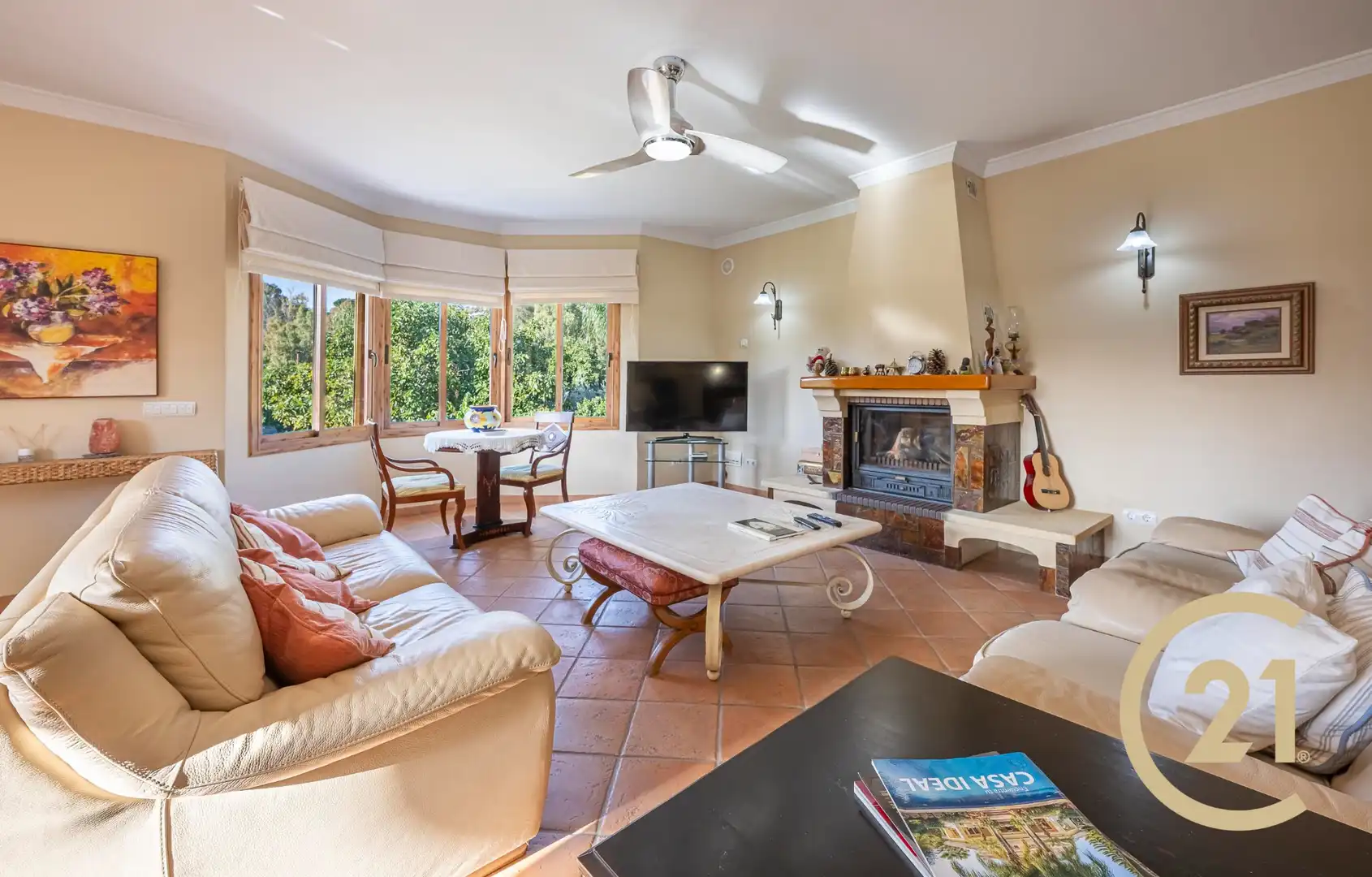Sala de estar de Casa adosada en venta en Benahavís con Aire acondicionado, Jardín privado y Terraza