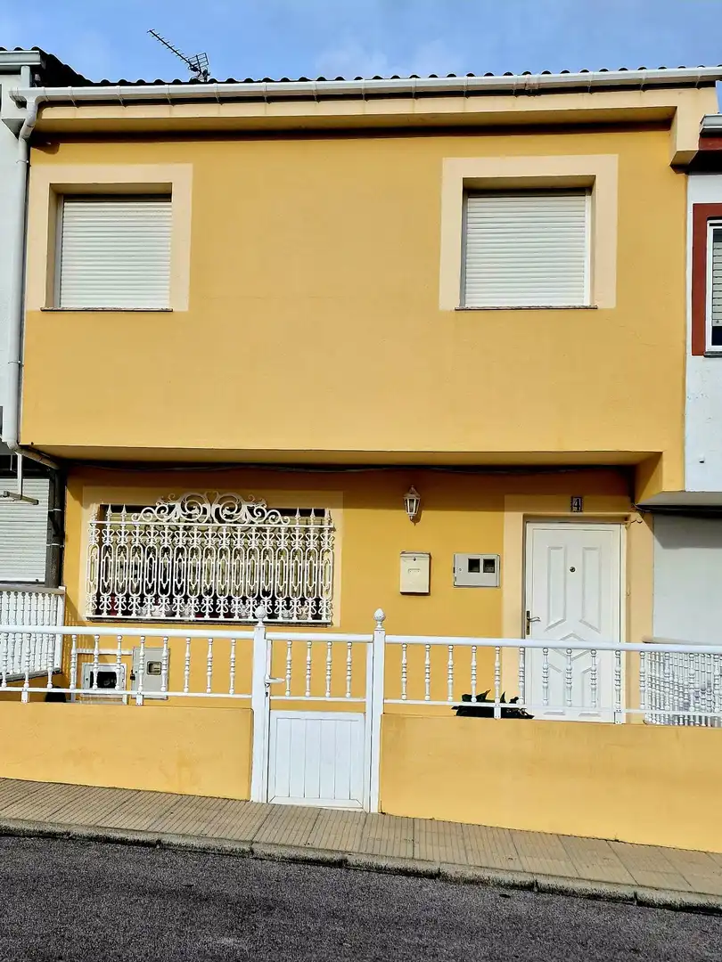Vista exterior de Casa adosada en venda en Ribadeo amb Calefacció, Jardí privat i Terrassa