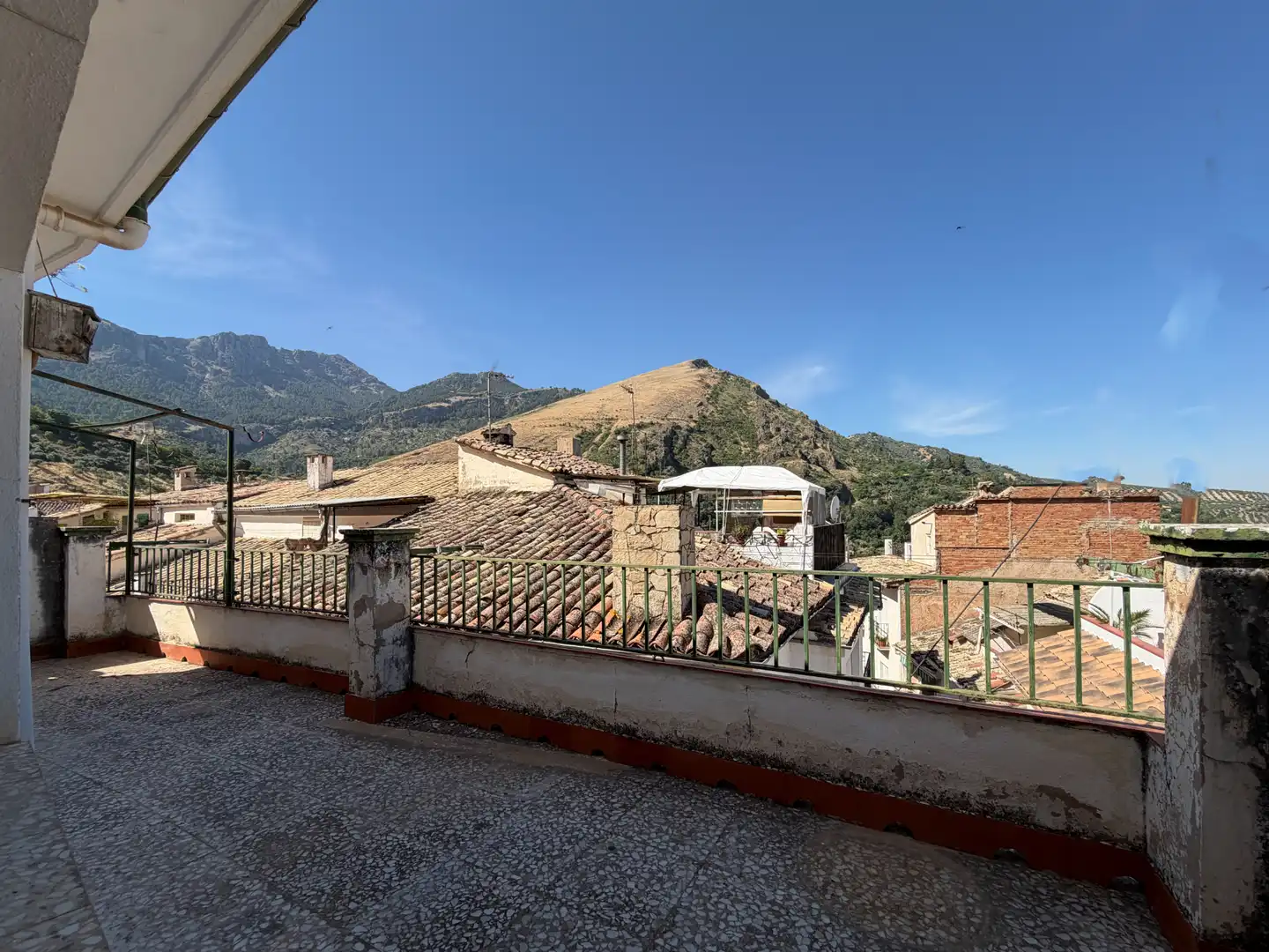 Vista exterior de Casa o xalet en venda en Cazorla amb Terrassa i Balcó