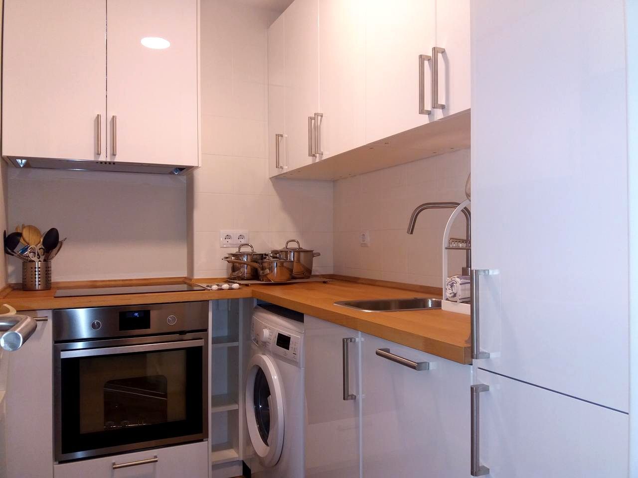 Cuina de Apartament de lloguer en  Madrid Capital amb Aire condicionat, Calefacció i Moblat