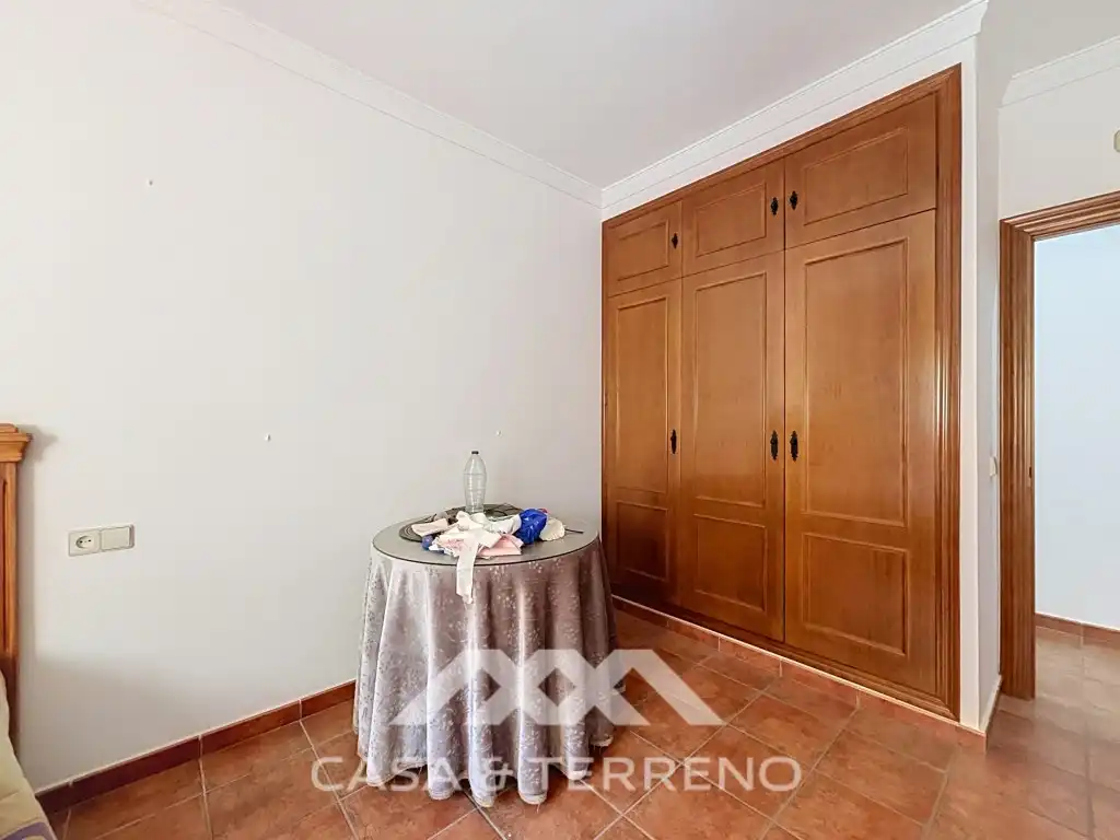 Dormitori de Casa o xalet en venda en El Burgo amb Aire condicionat, Jardí privat i Moblat
