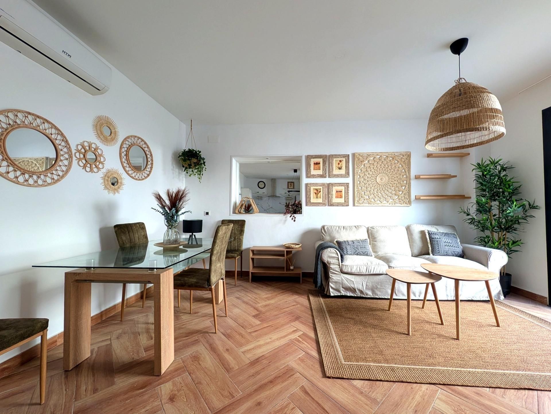 Sala d'estar de Pis de lloguer en Sanlúcar la Mayor amb Aire condicionat i Moblat