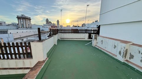 Magnifico piso en pleno centro de Cádiz con terraza de uso privativo.