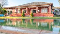 Vista exterior de Finca rústica en venda en Chapinería amb Aire condicionat, Terrassa i Piscina