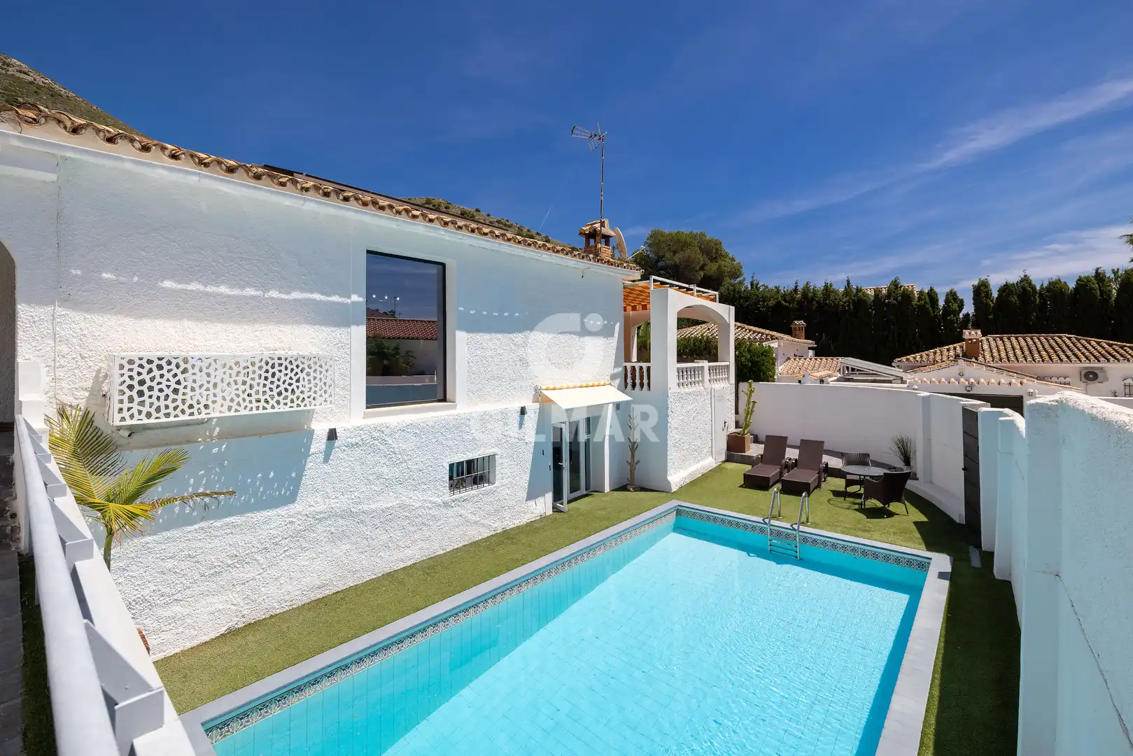 Vista exterior de Casa o xalet en venda en Benalmádena amb Jardí privat i Piscina