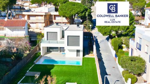 Bienvenido a tu retiro costero en Llançà, un santuario de serenidad a tan solo 50 metros de la playa en la encantadora Costa Brava