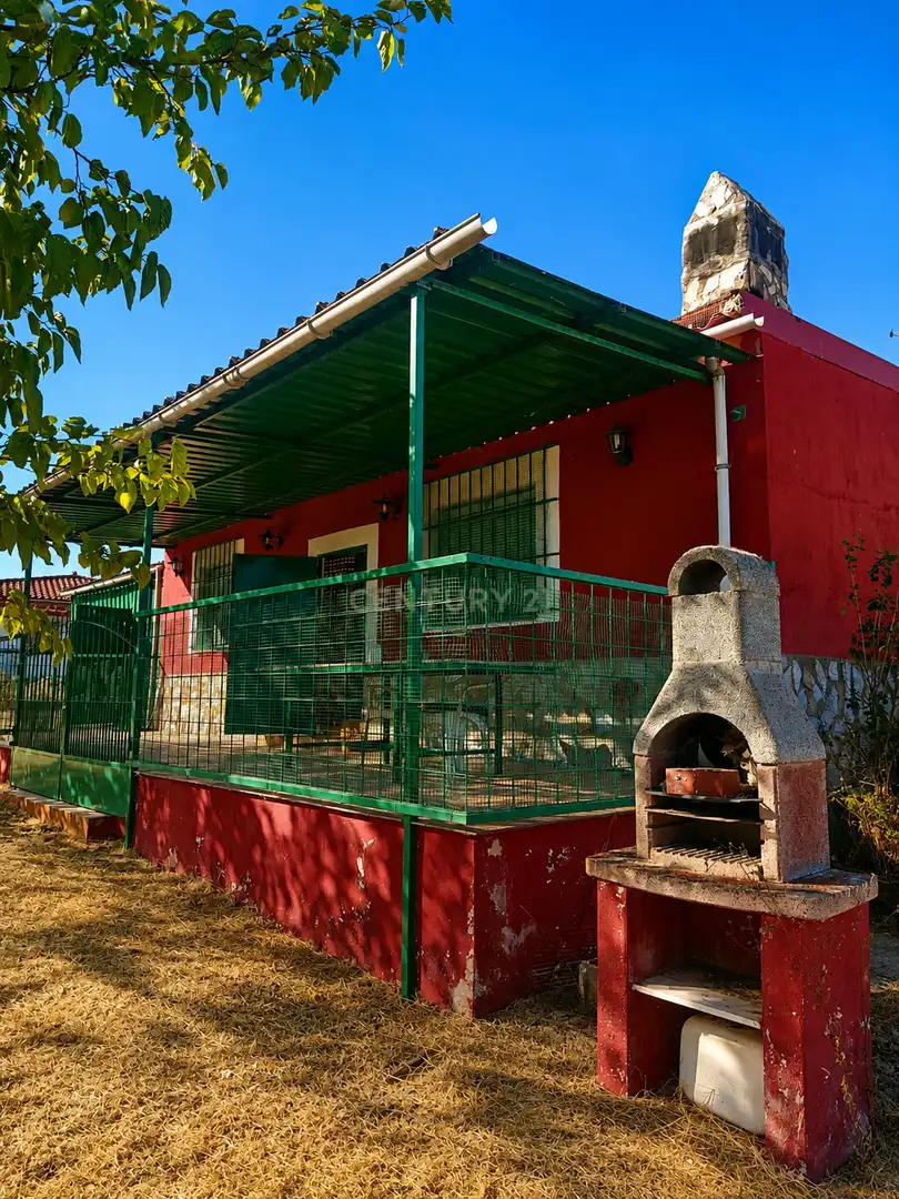 Vista exterior de Casa o chalet en venta en Cáceres con Piscina