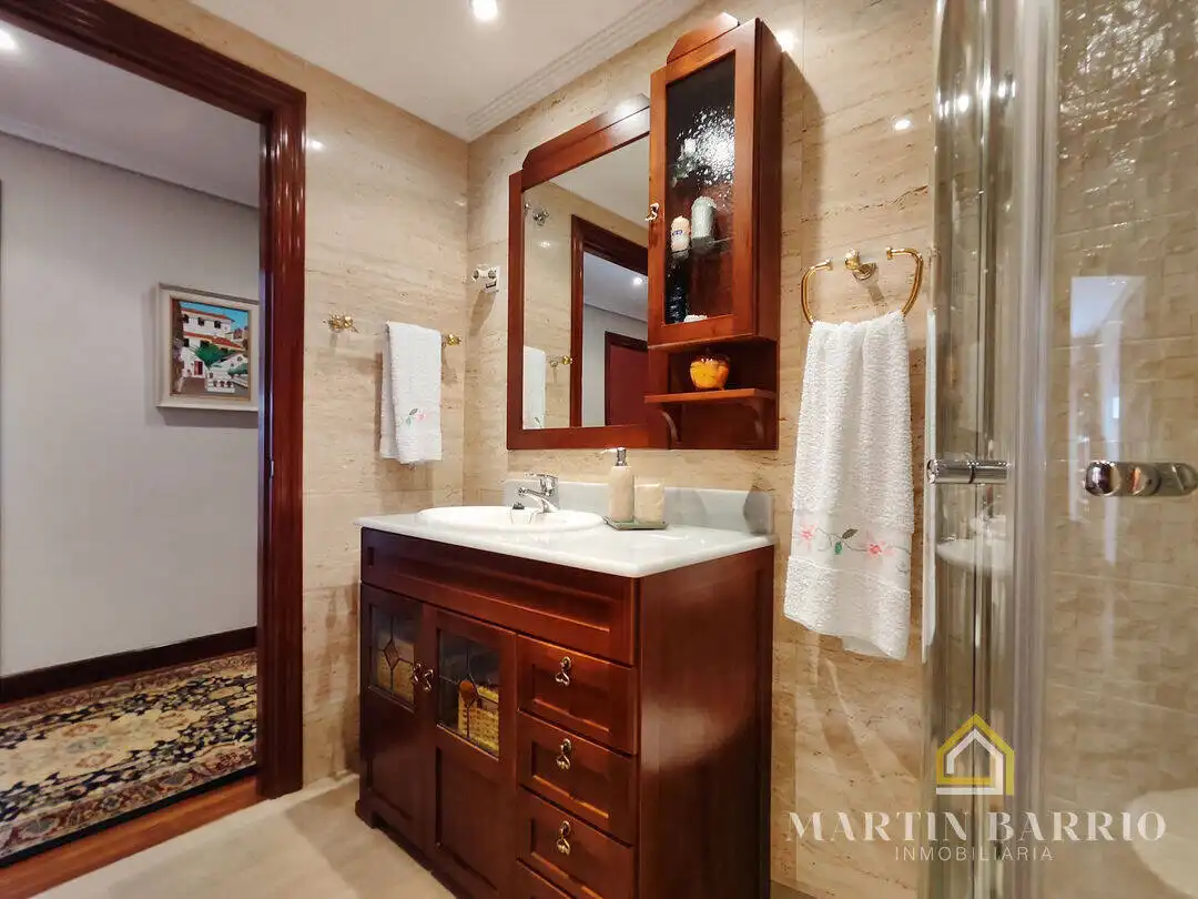 Badezimmer von Wohnung zum Verkauf in Muskiz mit Heizung, Privatgarten und Terrasse