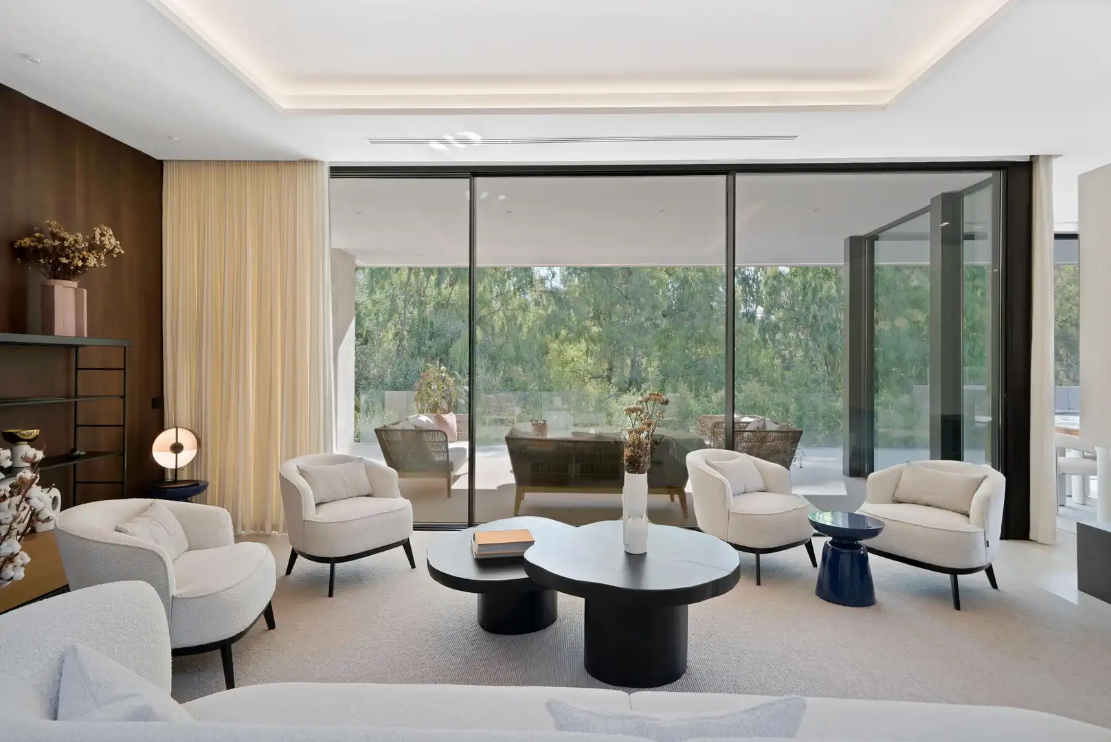 Sala de estar de Casa o chalet en venta en Marbella con Aire acondicionado, Calefacción y Jardín privado