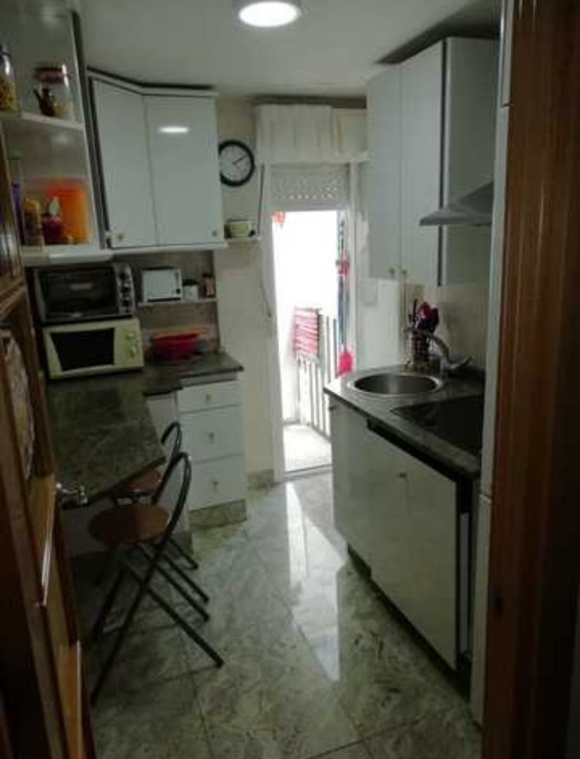 Cuina de Pis en venda en Castellanos de Villiquera amb Calefacció, Parquet i Moblat