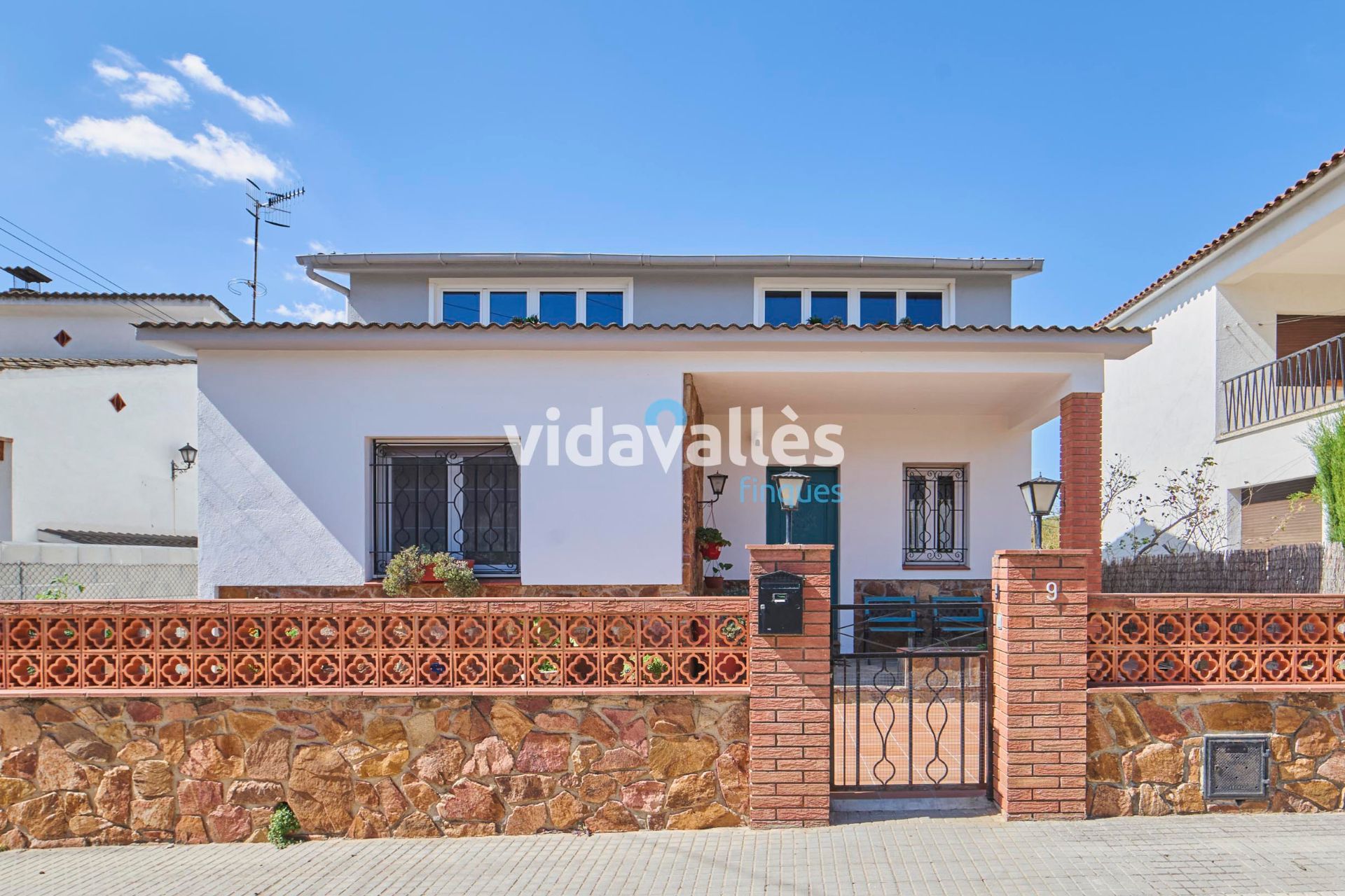 Exterior view of House or chalet for sale in Llinars del Vallès  with Air Conditioner, Heating and Private garden