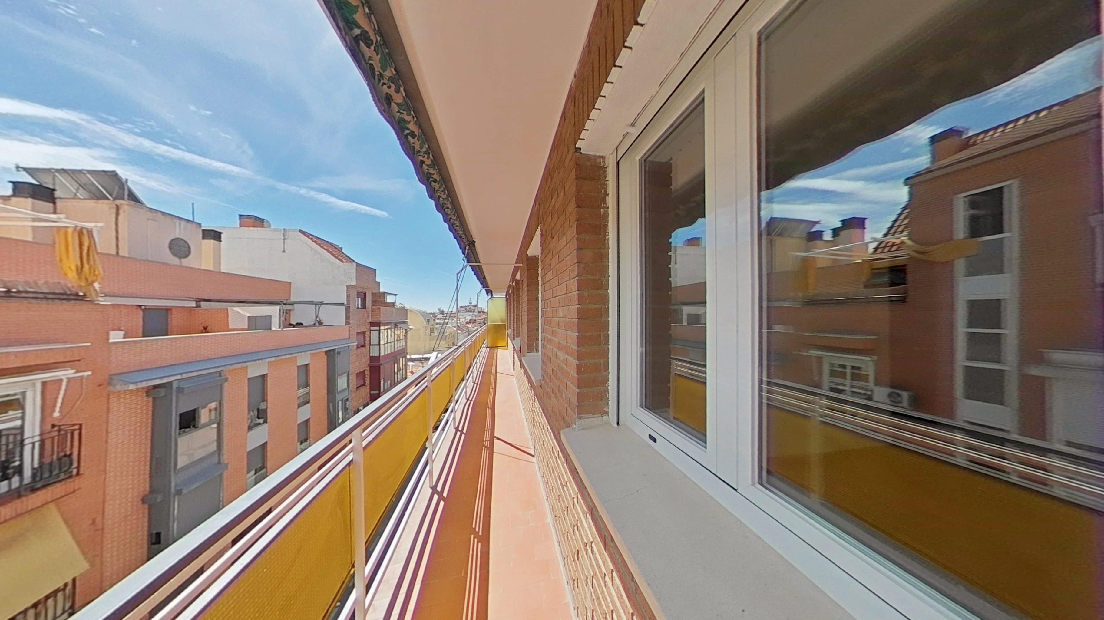 Vista exterior de Piso de alquiler en  Madrid Capital con Calefacción, Terraza y Horno