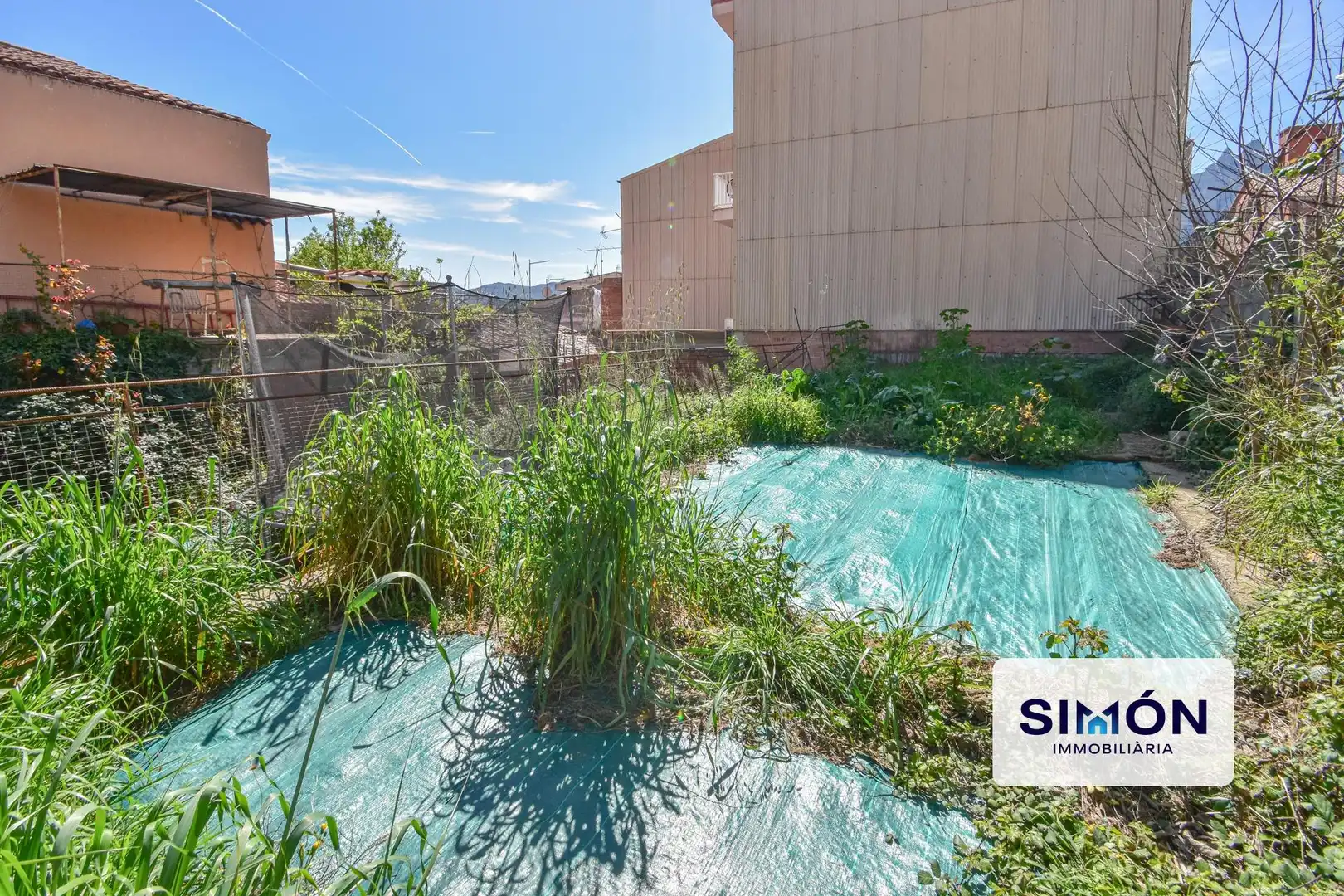 Schwimmbecken von Einfamilien-Reihenhaus zum Verkauf in Castellbell i el Vilar mit Privatgarten, Terrasse und Abstellraum