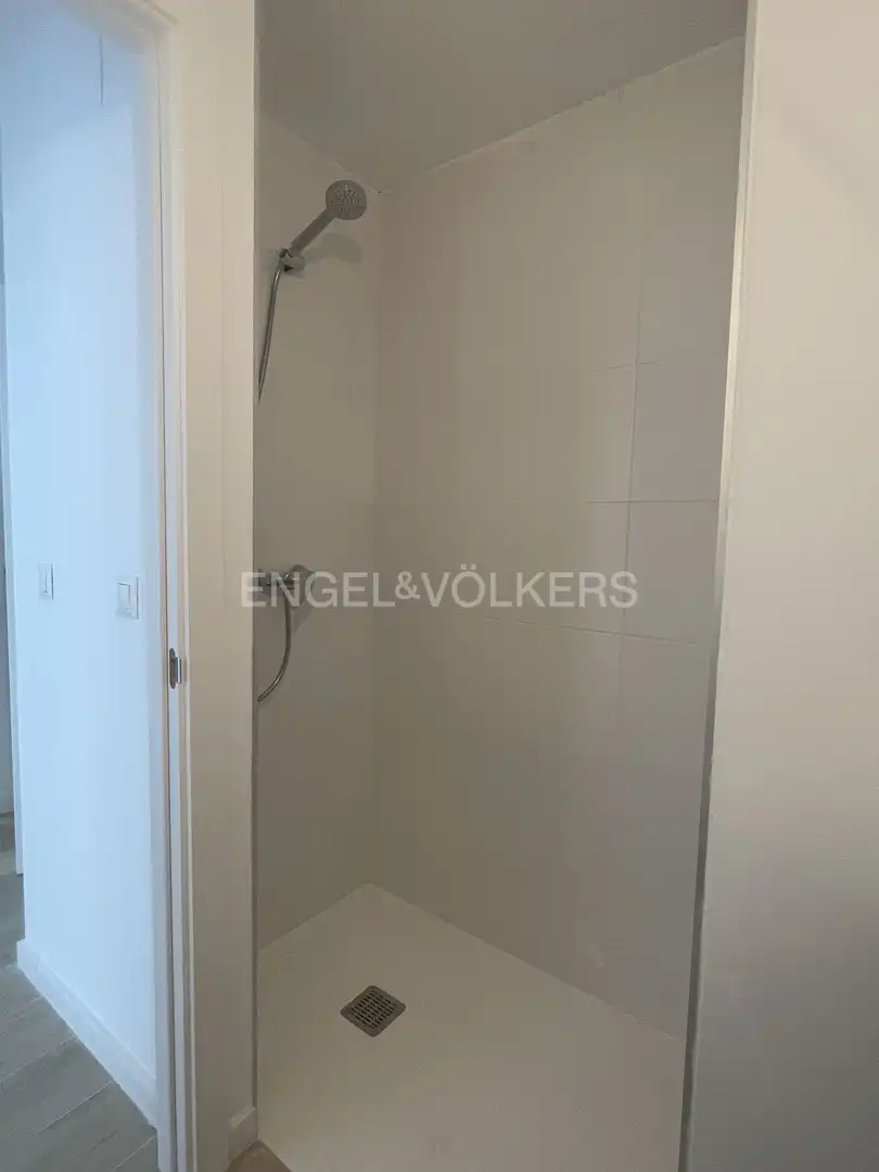 Badezimmer von Wohnung zur Miete in Madrid mit Klimaanlage, Heizung und Schwimmbad