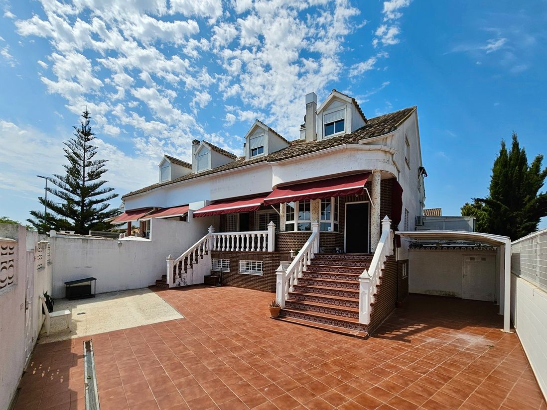 Vista exterior de Casa o chalet en venta en Gandia con Aire acondicionado, Terraza y Piscina comunitaria