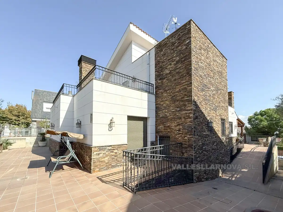 Vista exterior de Casa o xalet en venda en Lliçà de Vall amb Aire condicionat, Calefacció i Jardí privat