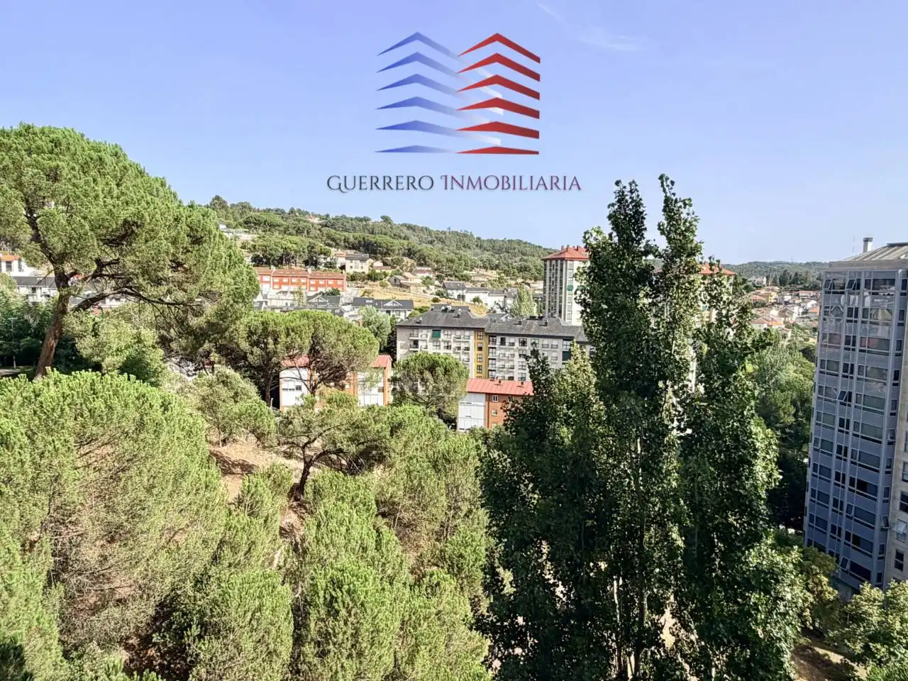 Vista exterior de Apartament en venda en Ourense Capital  amb Calefacció, Parquet i Traster