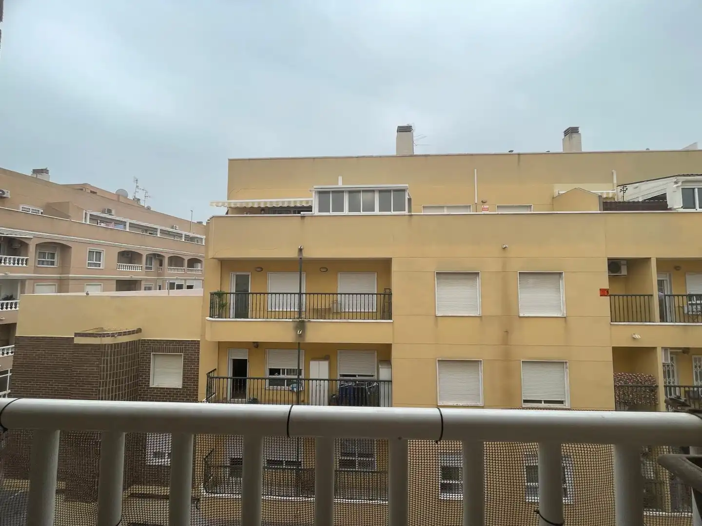 Außenansicht von Wohnung zum Verkauf in Torrevieja mit Klimaanlage, Heizung und Terrasse