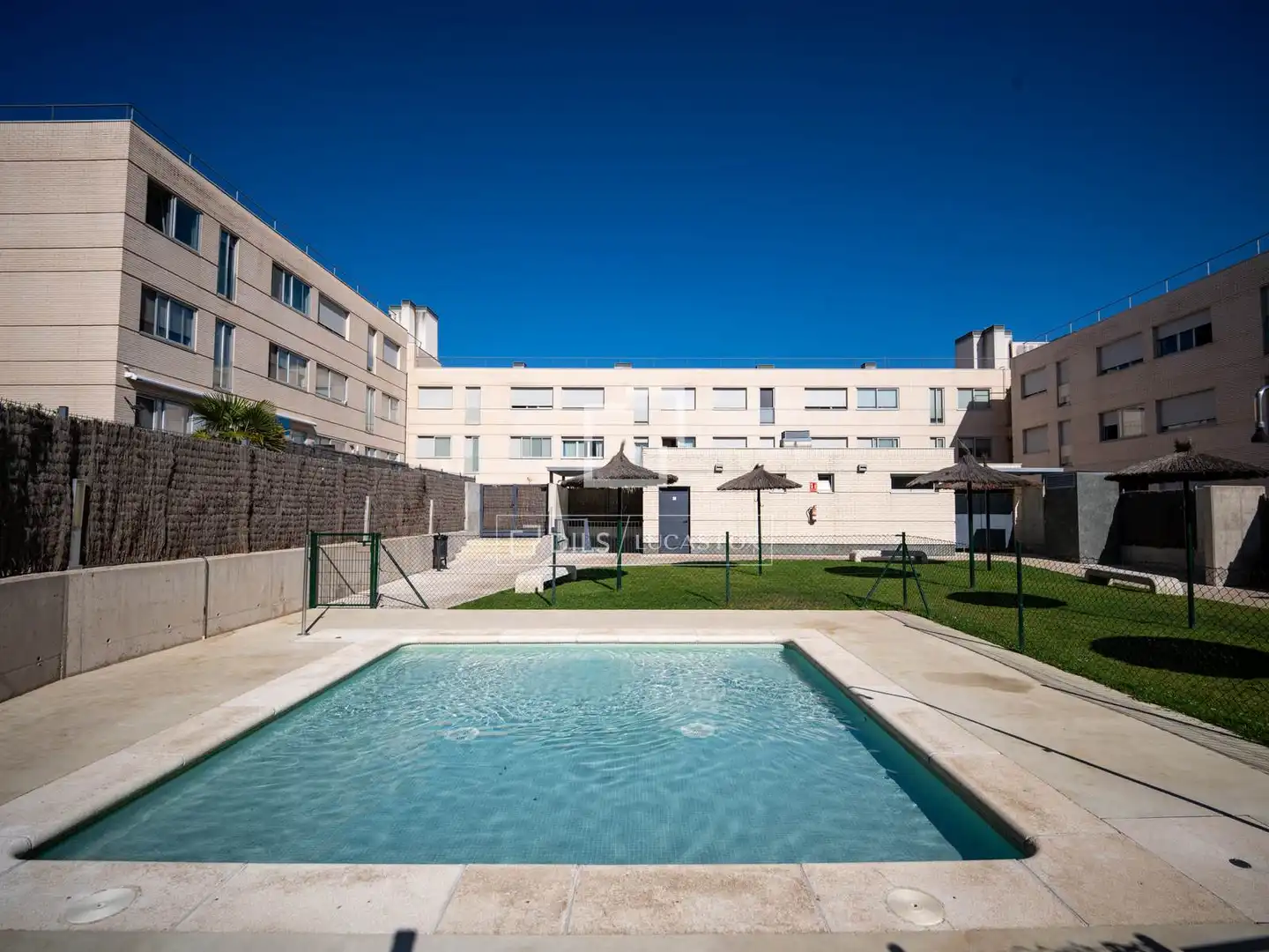 Piscina de Pis de lloguer en Las Rozas de Madrid amb Calefacció, Jardí privat i Parquet