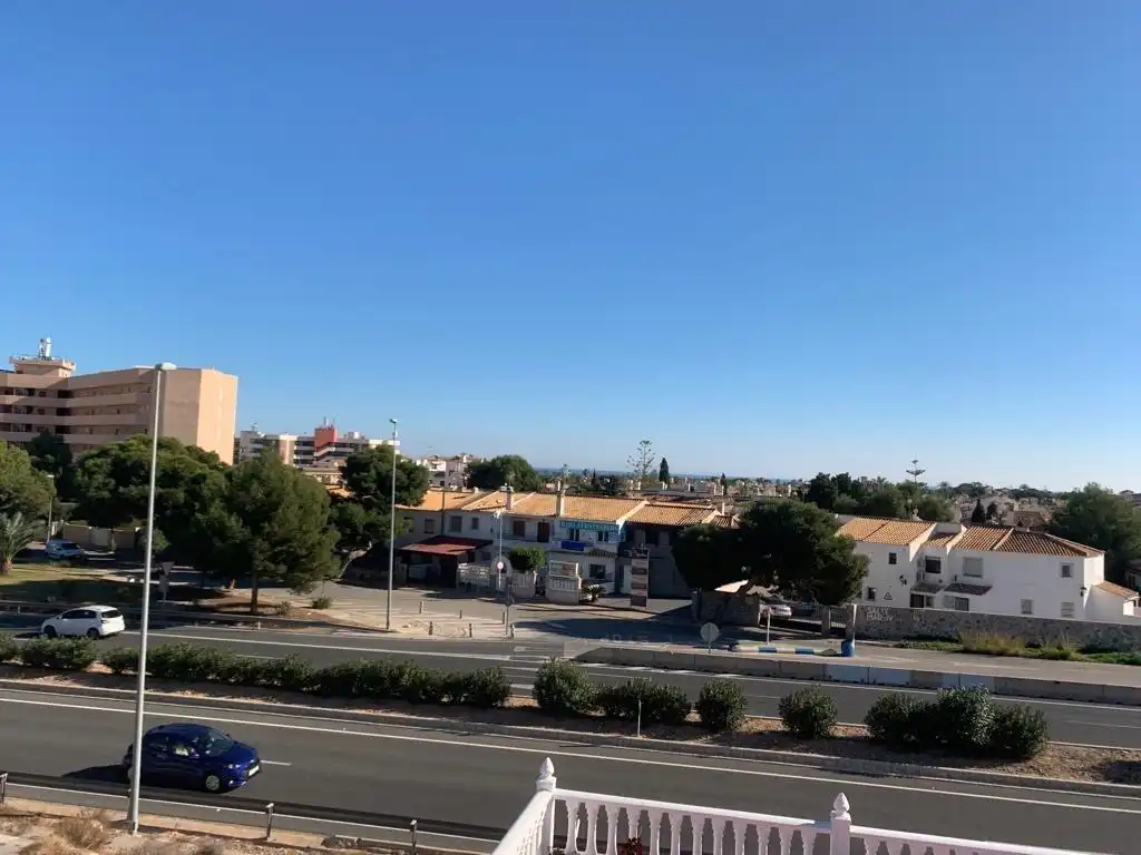 Vista exterior de Casa o xalet en venda en Orihuela amb Aire condicionat, Calefacció i Jardí privat