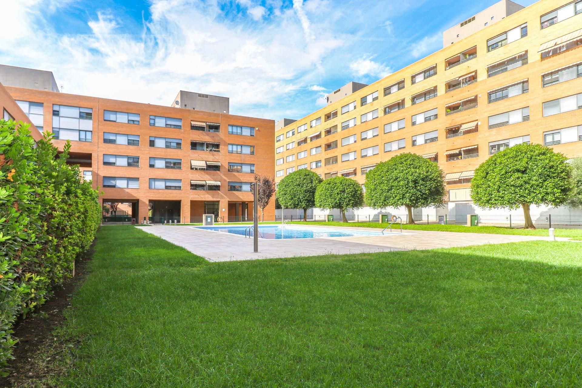 Vista exterior de Casa adosada en venda en Viladecans amb Aire condicionat, Calefacció i Parquet