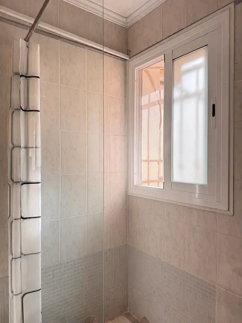 Baño de Piso en venta en Roquetas de Mar con Aire acondicionado, Trastero y Piscina comunitaria
