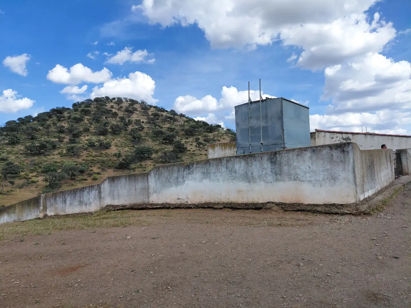 Vista exterior de Finca rústica en venda en Fuente de Cantos amb Jardí privat, Forn i Rentadora