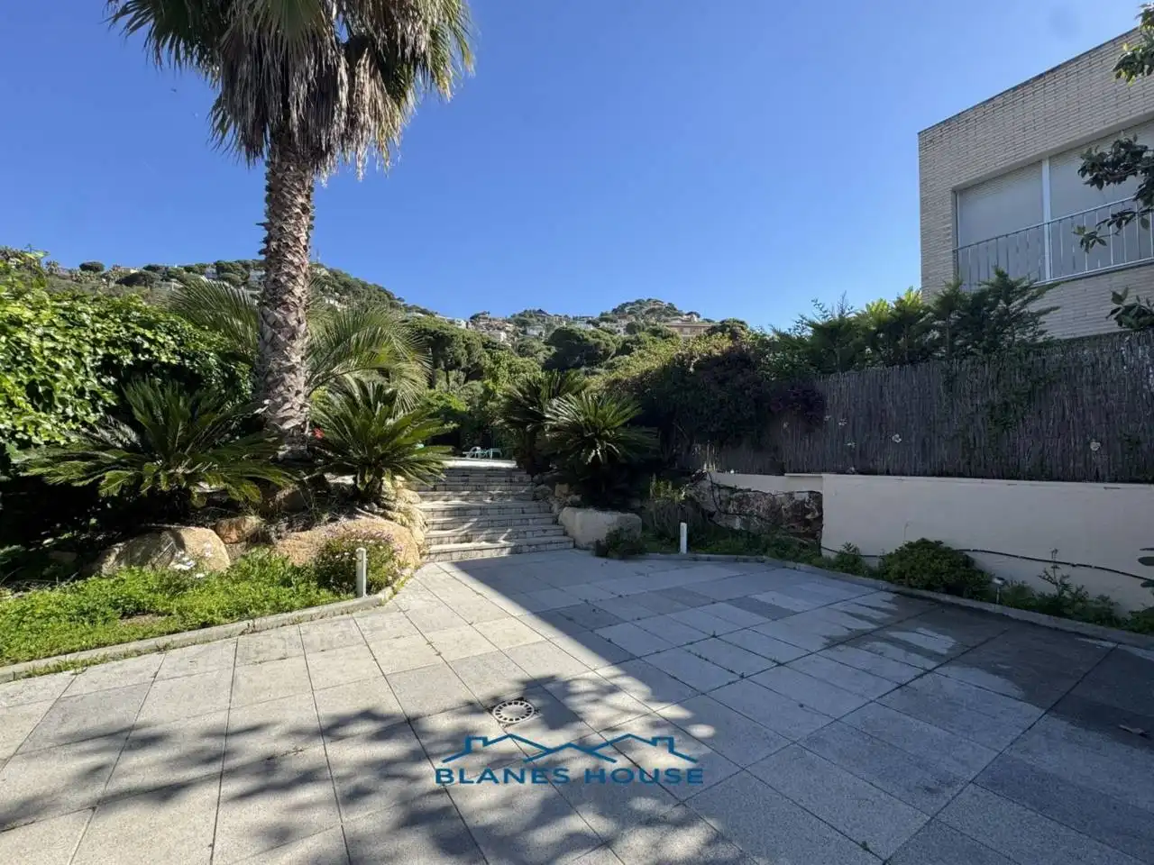 Vista exterior de Casa o xalet en venda en Lloret de Mar amb Aire condicionat, Calefacció i Jardí privat