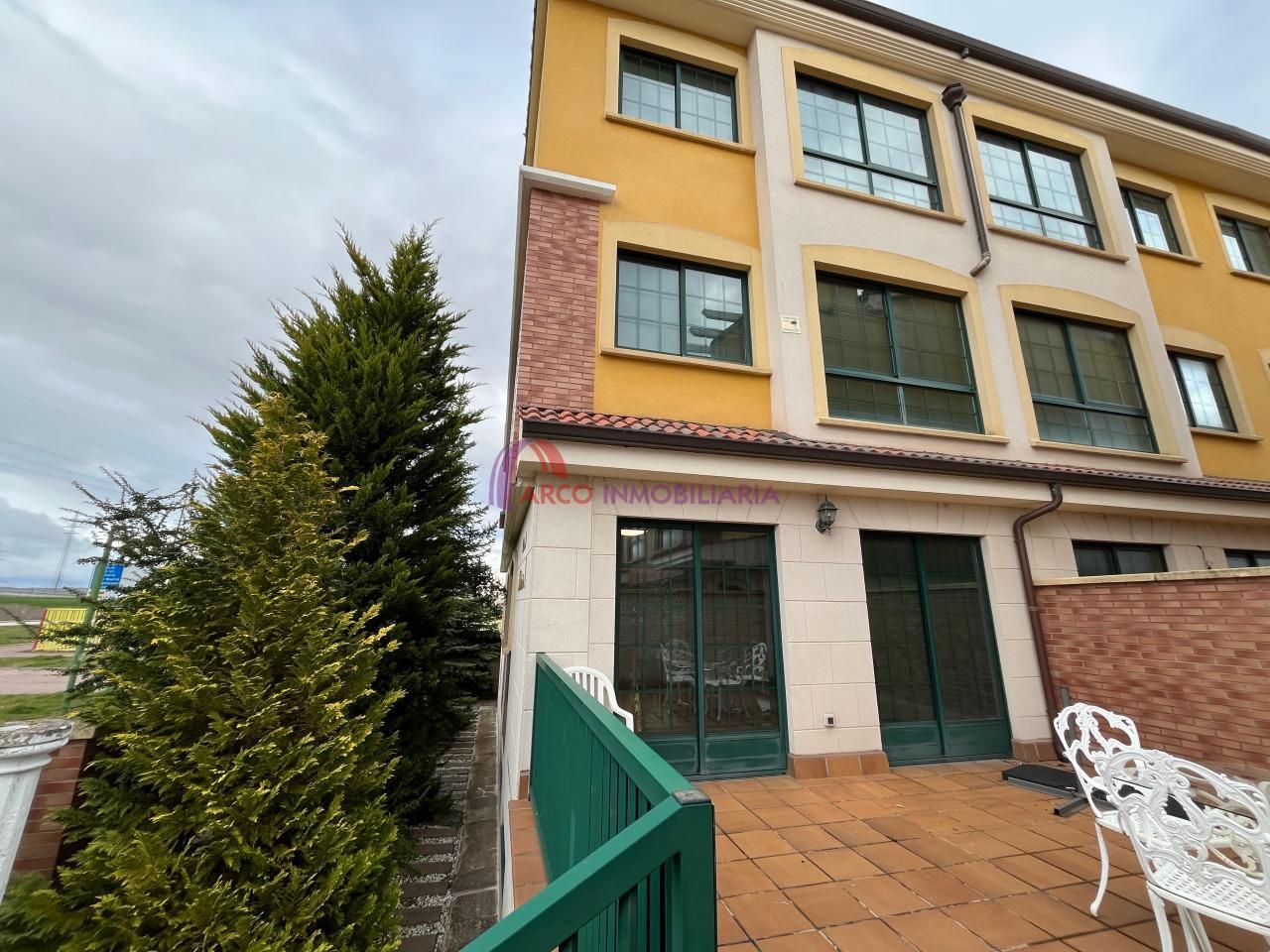 Vista exterior de Casa o xalet en venda en Burgos Capital amb Calefacció, Jardí privat i Terrassa