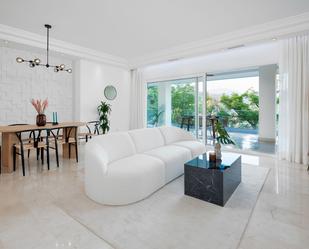 Sala d'estar de Planta baixa en venda en Marbella amb Aire condicionat, Jardí privat i Terrassa