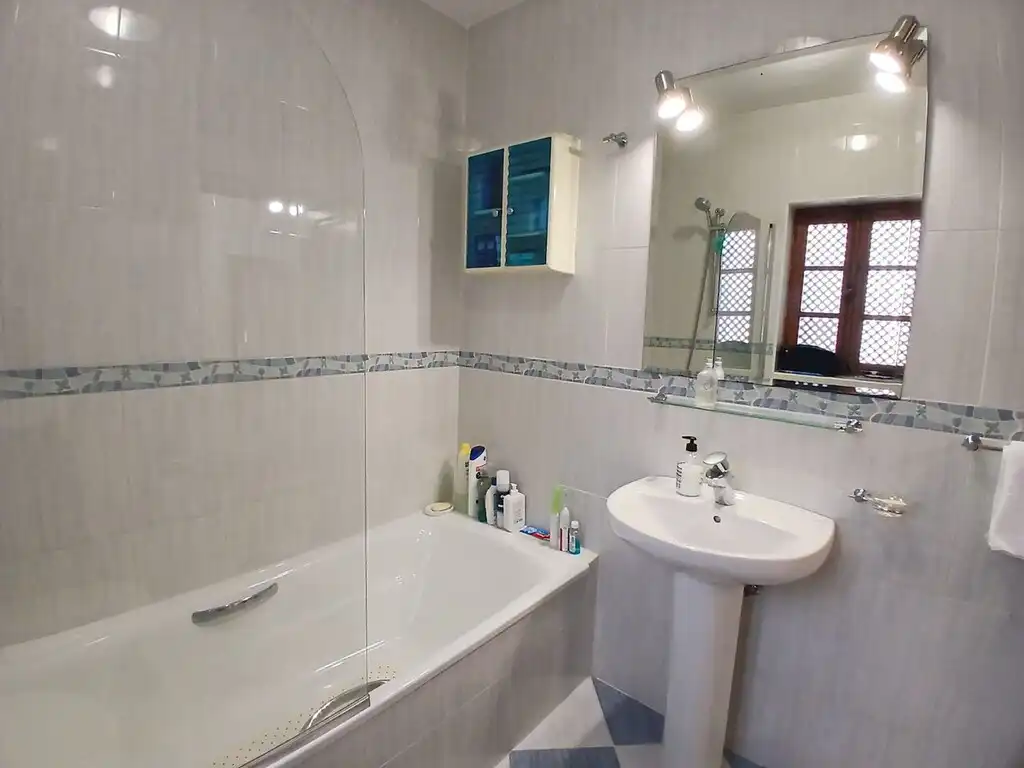 Badezimmer von Einfamilien-Reihenhaus zum Verkauf in Fuengirola mit Klimaanlage, Terrasse und Möbliert